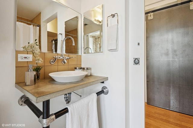 120 E Cullerton St Unit 402, Chicago, IL 60616 - full bath featuring decorative backsplash and wood finished floors