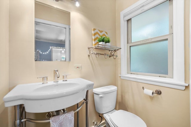 728 S Hillside Ave, Elmhurst, IL 60126 - half bathroom featuring toilet