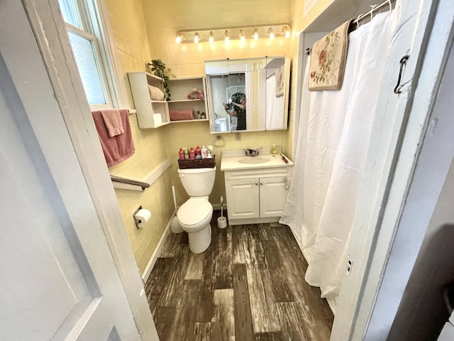 1003 3rd St, Lasalle, IL 61301 - bathroom with wood finished floors, vanity, a shower with curtain, and tasteful backsplash