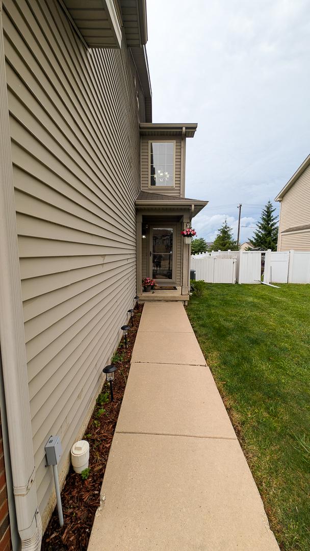 3908 Summer Sage Ct, Champaign, IL 61822 - property entrance