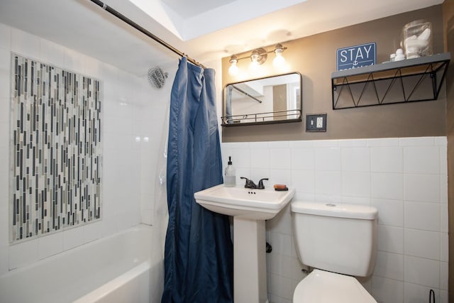5236 W Nelson St, Chicago, IL 60641 - full bath featuring shower / bath combination with curtain, tile walls, and a wainscoted wall