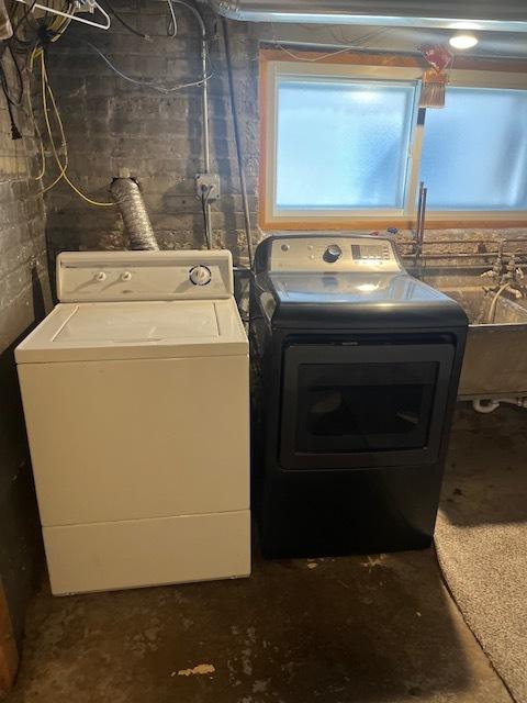 6111 S Menard Ave, Chicago, IL 60638 - laundry room featuring washing machine and clothes dryer