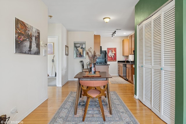 6100 N Rockwell St Unit 3S, Chicago, IL 60659 - dining room featuring light wood-style floors, baseboards, and track lighting