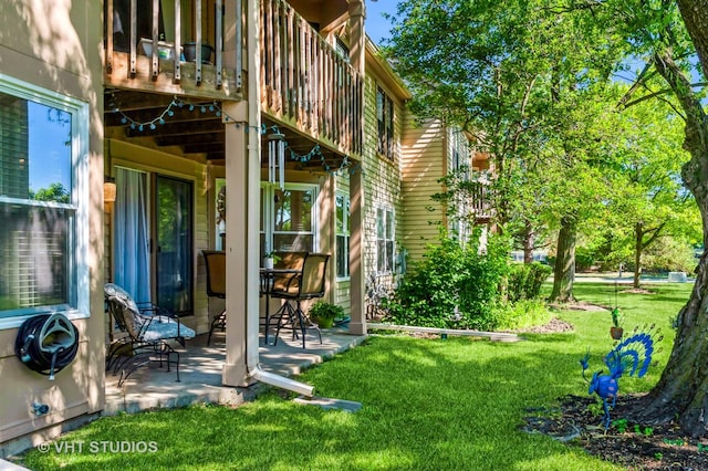 75 Willow Pkwy, Buffalo Grove, IL 60089 - exterior space featuring a patio area, a yard, and a balcony