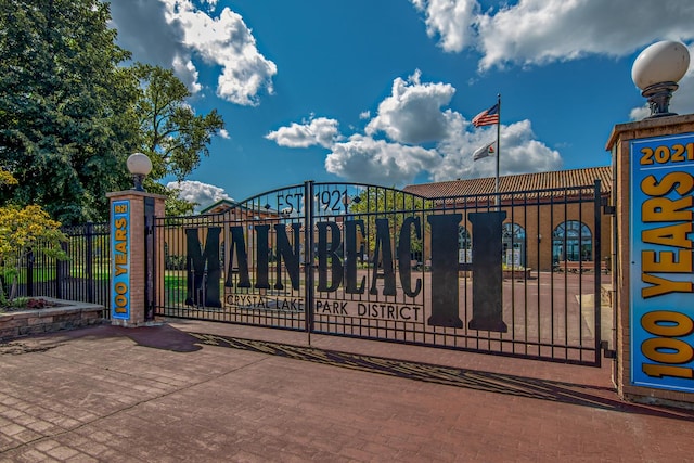 275 S Mchenry Ave, Crystal Lake, IL 60014 - view of gate