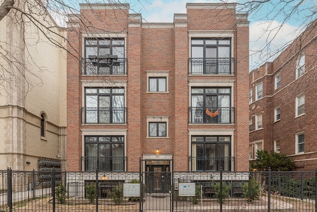 5021 N Kenmore Ave Unit 1S, Chicago, IL 60640 - view of property with a fenced front yard