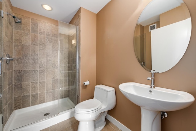 bathroom with toilet, tiled shower, baseboards, recessed lighting, and tile patterned flooring