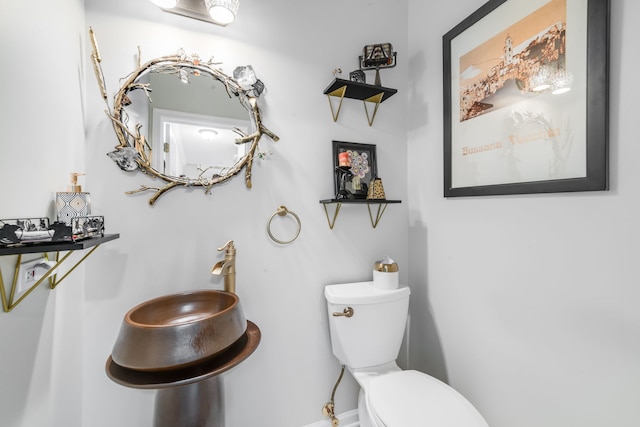 2119 Ivy Ridge Dr Unit 2119, Hoffman Estates, IL 60192 - half bath featuring toilet and baseboards