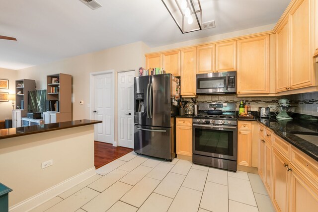 620 Mchenry Rd Unit 102, Wheeling, IL 60090 - kitchen featuring stainless steel appliances, decorative backsplash, and light brown cabinets