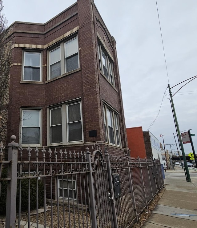 3054 N Kedzie Ave Unit 1F, Chicago, IL 60618 - view of property with a fenced front yard
