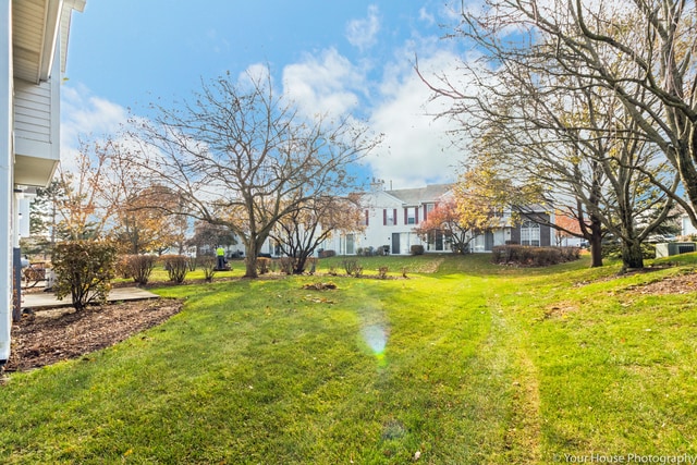 1611 Woodcrest Cir, Mundelein, IL 60060 - view of green lawn