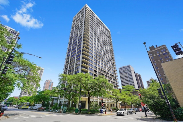 88 W Schiller St Unit 1001L, Chicago, IL 60610 - view of building exterior with a city view