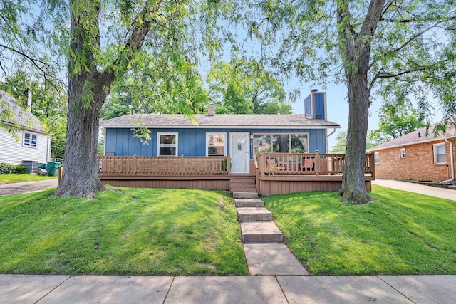 611 S Monroe St, Streator, IL 61364 - single story home featuring a chimney, a wooden deck, and a front yard