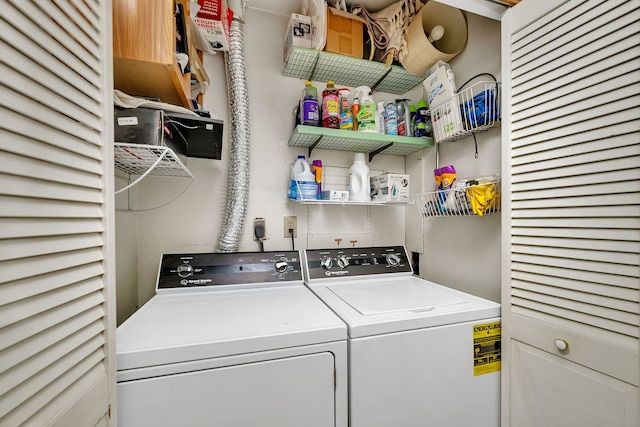 611 S Monroe St, Streator, IL 61364 - washroom featuring washer and dryer
