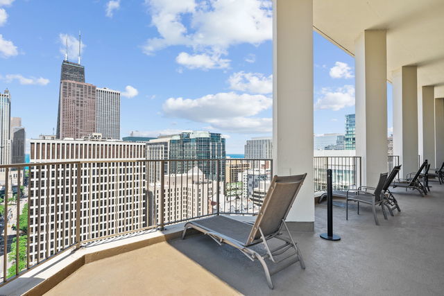 535 N Michigan Ave Unit 2205, Chicago, IL 60611 - patio / terrace featuring a skyline view