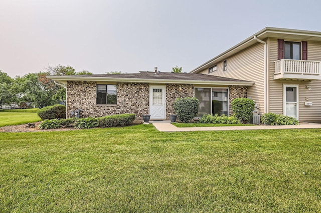 117 Cotuit Ct Unit 117, Schaumburg, IL 60193 - view of front of property featuring a front yard and brick siding