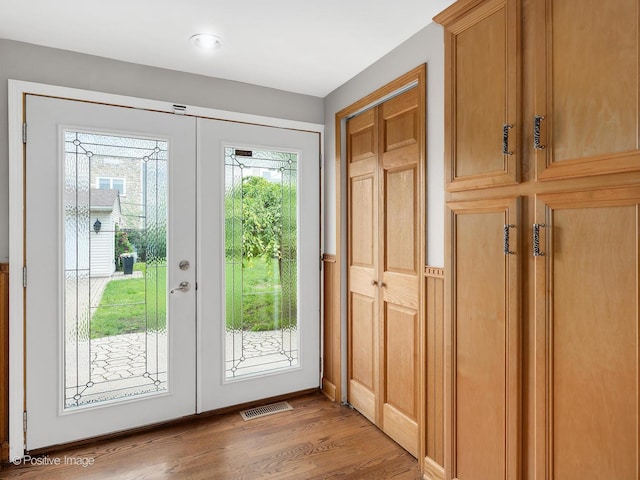 400 E Garwood Ave, Mount Prospect, IL 60056 - entryway featuring light wood finished floors