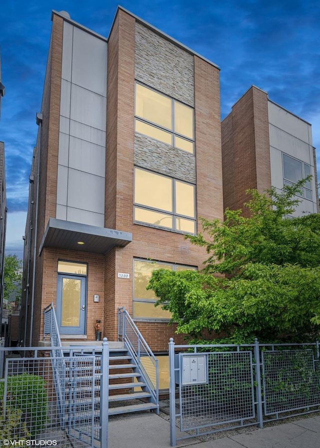 1350 W Diversey Pkwy Unit 1, Chicago, IL 60614 - view of front facade featuring a fenced front yard