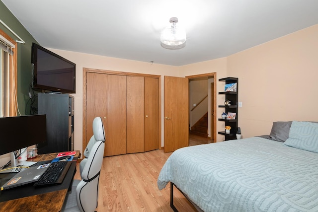 10935 Conifer Ct, Orland Park, IL 60467 - bedroom with light wood-style flooring, a closet, and a desk