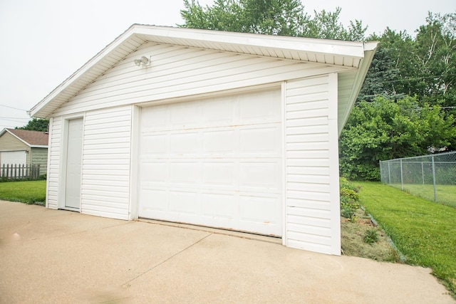 1602 N Jefferson Ave, Dixon, IL 61021 - detached garage featuring concrete driveway