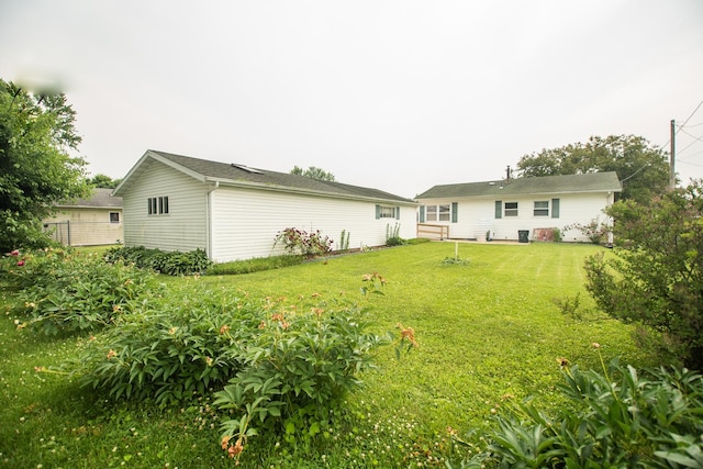 1602 N Jefferson Ave, Dixon, IL 61021 - back of house featuring a yard