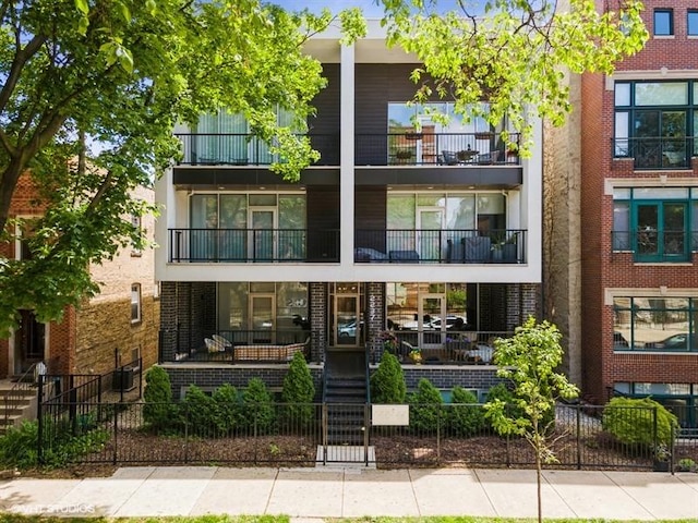 2237 N Hoyne Ave Unit 3S, Chicago, IL 60647 - view of building exterior with a fenced front yard