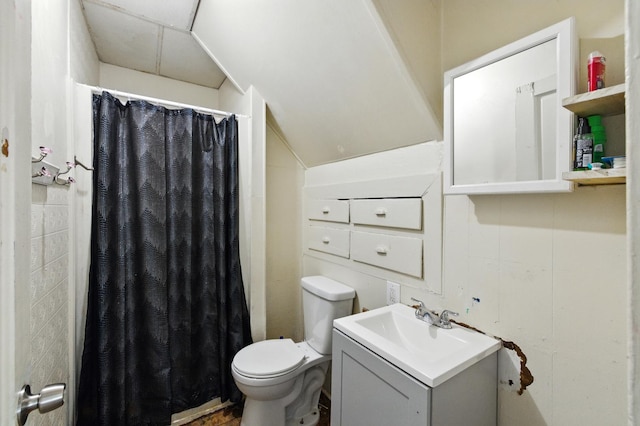 650 Pennsylvania Ave, Aurora, IL 60506 - bathroom featuring vanity, toilet, curtained shower, and lofted ceiling