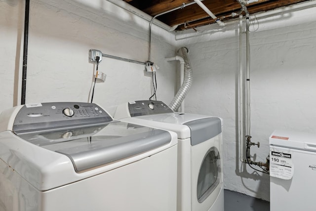 720 Ingleside Pl, Evanston, IL 60201 - laundry room with washing machine and dryer