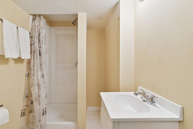 720 Ingleside Pl, Evanston, IL 60201 - full bathroom featuring a shower with curtain and vanity
