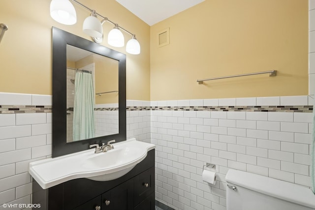 780 S Federal St Unit 1006, Chicago, IL 60605 - bathroom featuring tile walls, vanity, a wainscoted wall, and curtained shower