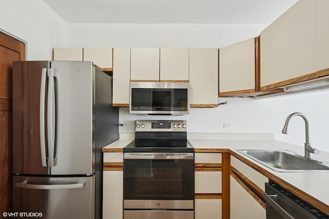 780 S Federal St Unit 1006, Chicago, IL 60605 - kitchen with stainless steel appliances, light countertops, and cream cabinetry