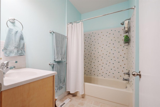 735 W Henry St, Pontiac, IL 61764 - full bathroom with shower / bath combo with shower curtain and vanity