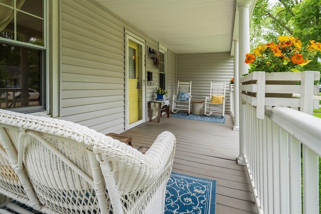 735 W Henry St, Pontiac, IL 61764 - view of wooden porch