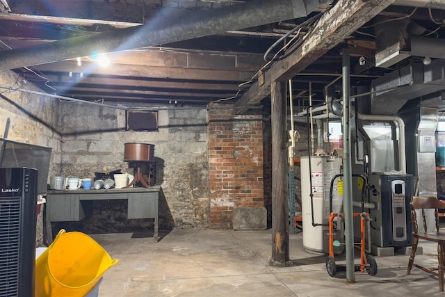 735 W Henry St, Pontiac, IL 61764 - unfinished below grade area with water heater and heating unit