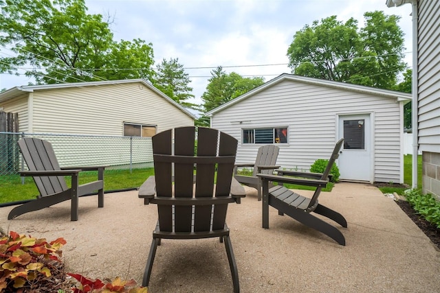 735 W Henry St, Pontiac, IL 61764 - back of property with a patio area