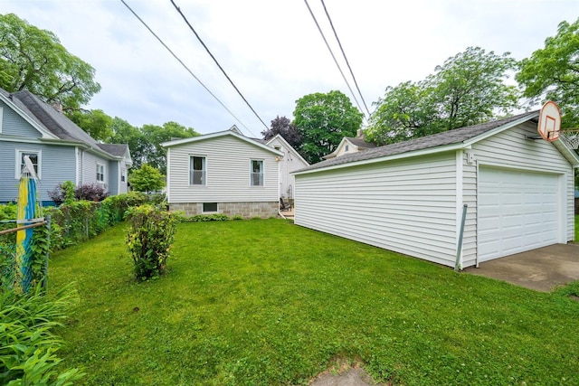735 W Henry St, Pontiac, IL 61764 - view of grassy yard with an outdoor structure and a garage