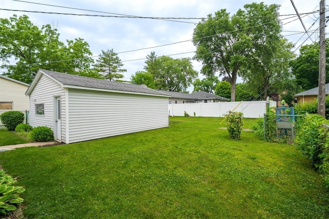 735 W Henry St, Pontiac, IL 61764 - view of yard featuring an outdoor structure