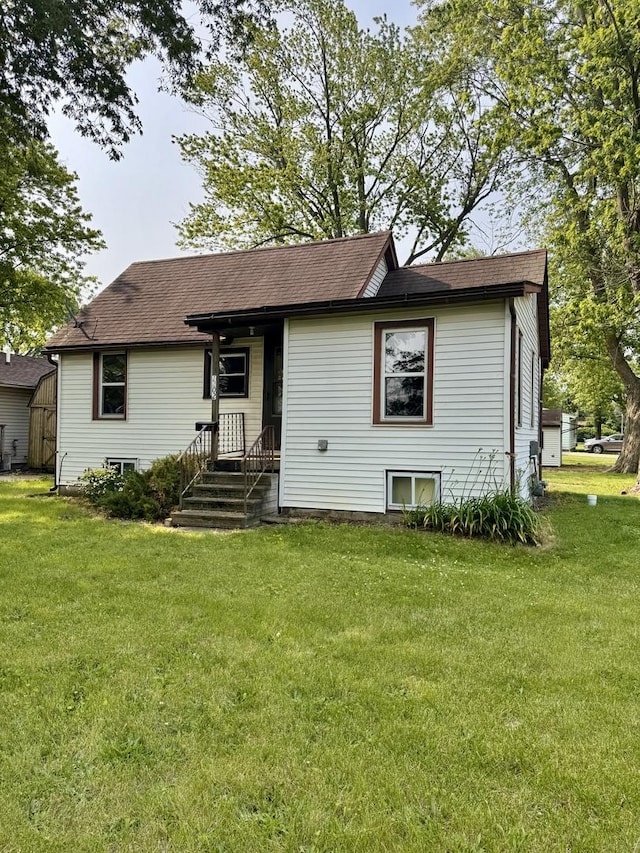 1202 E Water St, Pontiac, IL 61764 - view of front facade with a front lawn and roof with shingles
