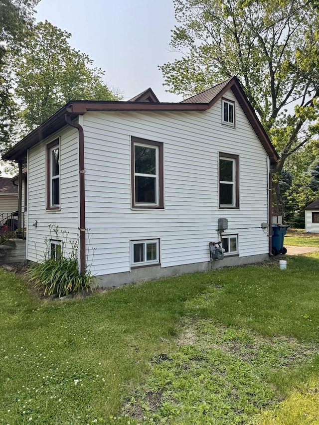 1202 E Water St, Pontiac, IL 61764 - view of side of home with a lawn