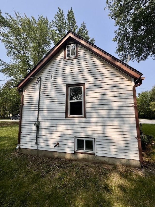 1202 E Water St, Pontiac, IL 61764 - view of home's exterior with a lawn