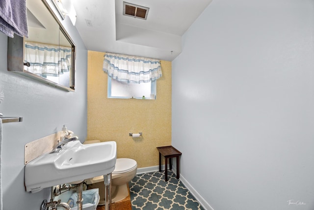 7325 173rd St, Tinley Park, IL 60477 - half bathroom featuring toilet, baseboards, and a sink