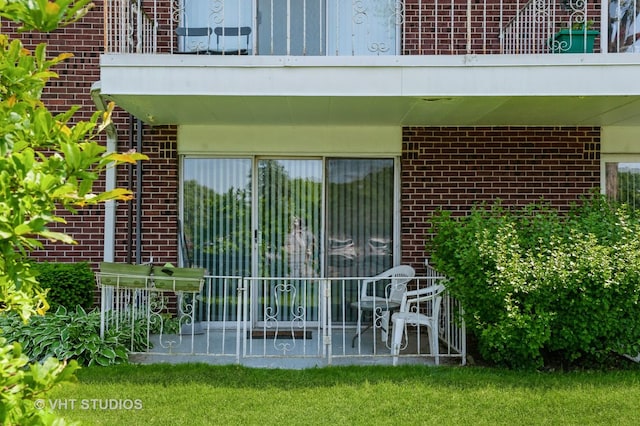 127 N Wolf Rd Unit 52A, Wheeling, IL 60090 - gate featuring a yard