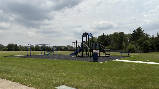4321 Dillon St, Plano, IL 60545 - communal playground with a yard