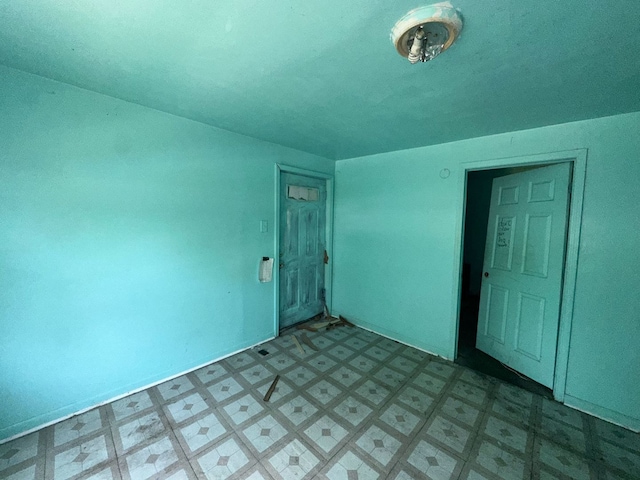 15201 Turlington Ave, Harvey, IL 60426 - unfurnished room with light flooring