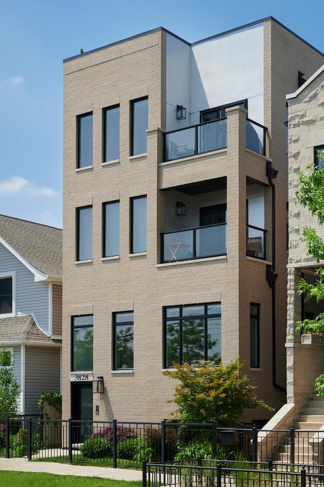 3828 N Racine Ave Unit 3, Chicago, IL 60613 - view of apartment building / complex with a fenced front yard