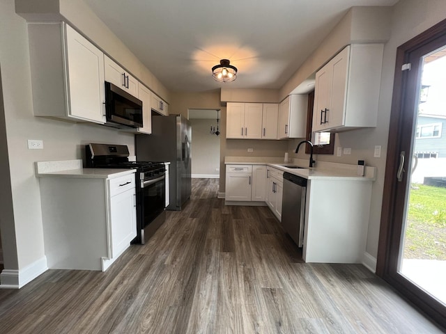 6047 Elm Ln, Matteson, IL 60443 - kitchen featuring stainless steel appliances, a sink, dark wood-style floors, and baseboards