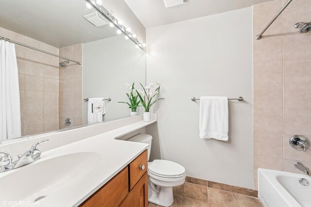 758 N Larrabee St Unit 427, Chicago, IL 60654 - bathroom featuring vanity, toilet, shower / bath combo with shower curtain, and baseboards