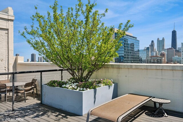 758 N Larrabee St Unit 427, Chicago, IL 60654 - view of patio featuring a skyline view and a balcony