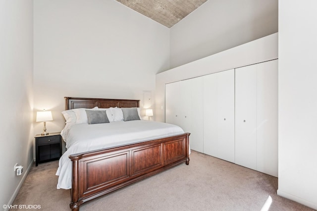 758 N Larrabee St Unit 427, Chicago, IL 60654 - bedroom featuring light carpet, a towering ceiling, and a closet