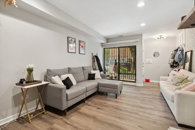 534 W Eugenie St, Chicago, IL 60614 - living area with light wood-style floors and recessed lighting